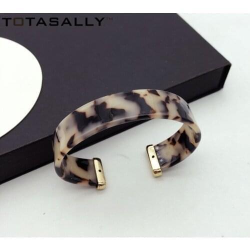 TOTASALLY Leopard Bangle Bracelets Women Tortoiseshell Acrylic Bangle Fashion Minimalism Resin Cuff Bracelets Punk Jewelry