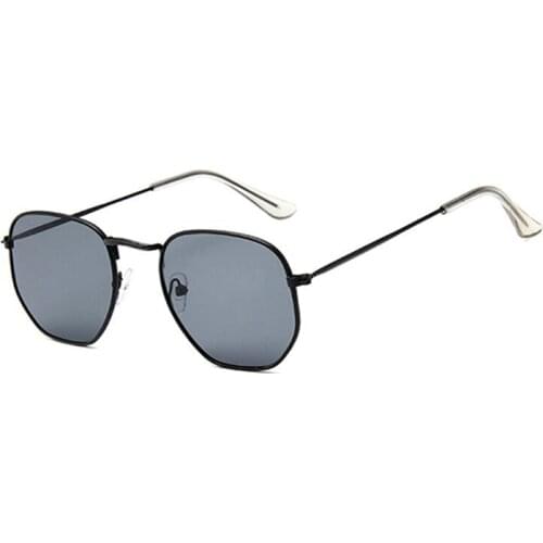 Luxury Classic Retro Sunglasses Small Square Metal Frame Woman Sunglasses Fashion All-match Street Shooting Colorful Glasses