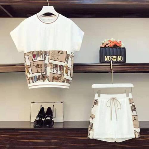 Large size ladies' fat sister covering show thin western style meat reduce age fashion summer shorts two female leisure suit