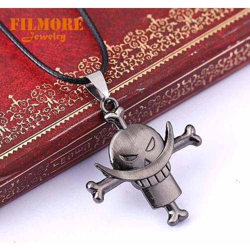 Filmore One Piece Keychains Vintage Antique Silver Plated Edward Newgate Whitebeard Pendant Key Ring Holder Gift for Christmas