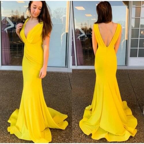 Sexy Long V-Neck Yellow Satin Prom Dresses with Pleats Mermaid Sweep Train Backless Abendkleider Robes de Soirée for Women