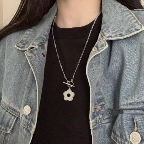 VSnow Minimalist Hollow Out Metal Flower Pendant Necklace for Women Toggle Clasp Minimalist Chain Necklace Jewelry Accessories