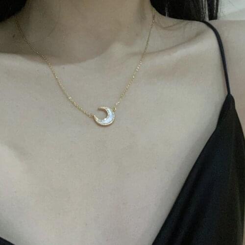 Fashionable Retro Fritillary Moon Shell Necklace White Moonlight Super Fairy Romantic Temperament Contracted Clavicle Chain
