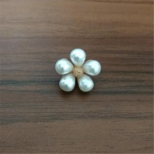 WWLB Brands High Quality Gold Color Brooch Jewelry Fashion Women Pins Imitation Pearl Flower Brooch Badges On A Backpack Gifts