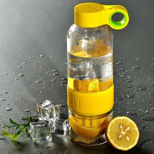 Fashion sport drinking water bottle Lemon juice shaker bottle manual juicer fruit drinking bottle infuser for outdoor sports