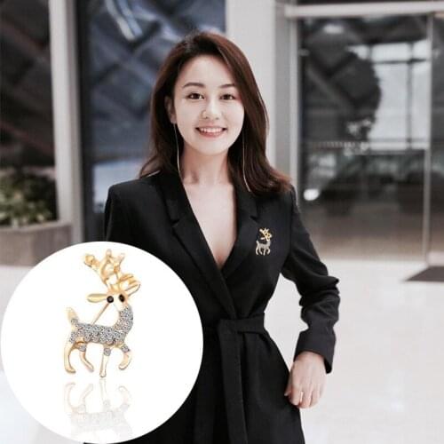 Exquisite Sika Deer Brooch Charm Woman Jewelry Shiny Rhinestones Sika Deer Golden Trend Personality Female Pin Christmas Gift