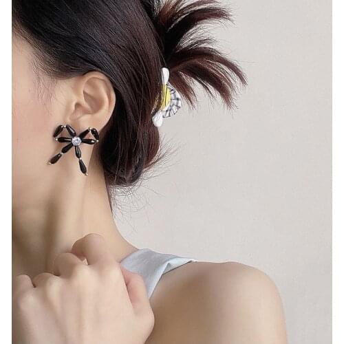 VSnow Minimalist Black Pink Beaded Bowknot Dangle Earring for Women Unusual Hollow Out Shining Rhinestone Party Earring Jewelry