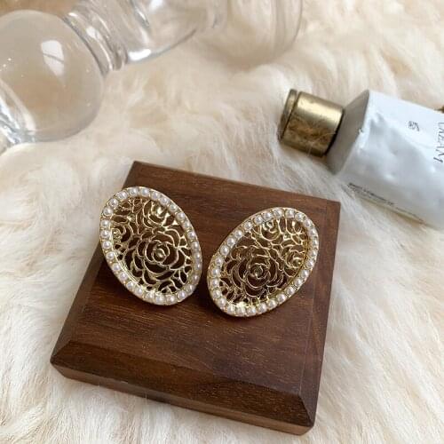 SRCOI New Metal Oval Rose Flower Hollow Vintage Stud Earrings Elegant Imitation Pearl Women Fashion Temperament Jewelry 2021