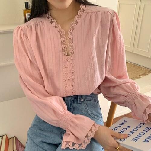 South Koreas New Autumn Blouse Female V-neck Lace Jacquard Stitching Blusa Single-breasted Loose Flared Sleeve Shirt KK830
