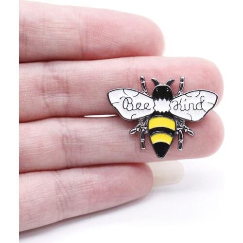 Cute Little Bee Enamel Lapel Cartoon Pins Lovely Alloy Brooches Animal Badges Backpack Decoration Badge Fashion Clothes Jewelry