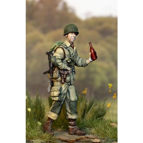 1/35 Resin Figure Model Kit WWII Series US air borne Drinking 1 Figures Unassambled Unpainted