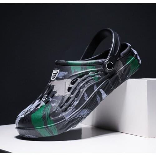 New Men Sandals summer Hole Shoes Sandals Beach Flat Camouflage Slippers Slip-On Summer Outdoor Light Casual Shoes