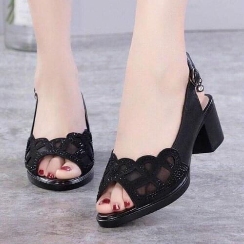 Fashionable womens sandals black word buckle thick heel with hollow hollow soft bottom mom shoes summer new mesh shoes 35-40