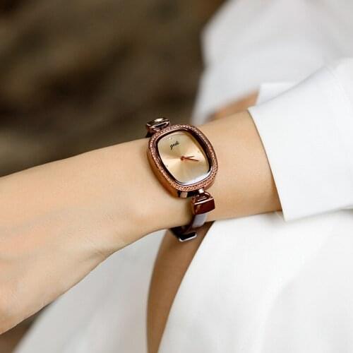 New Ladies Watch Oval Creative Compact Retro Literary Simple Temperament Watch Female