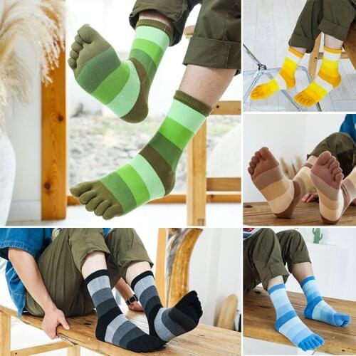 Mens Autumn And Winter Medium Tube Screw Five Finger Socks Color Gradient Socks 5 Toe Sock Gifts For Men