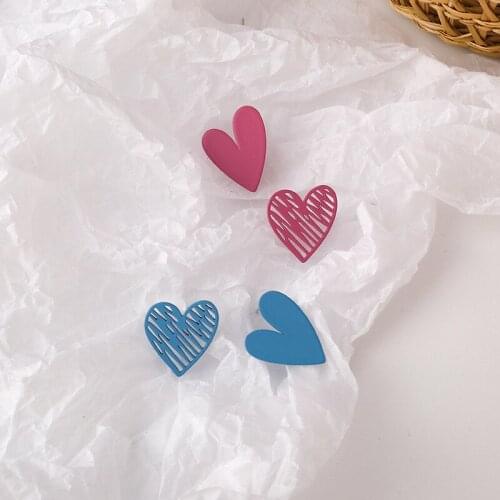 Korean Fashion Hollow Out Asymmetric Metal Love Heart Stud Earring for Women Girls Delicate Pink Blue Earring Jewelry Pendientes