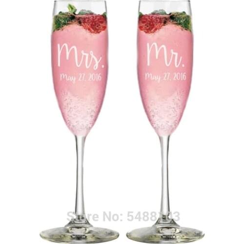 Custom Wedding Champagne Flutes Personalized Mr and Mrs Wedding Flutes for New Couple Wedding Engagement Gifts
