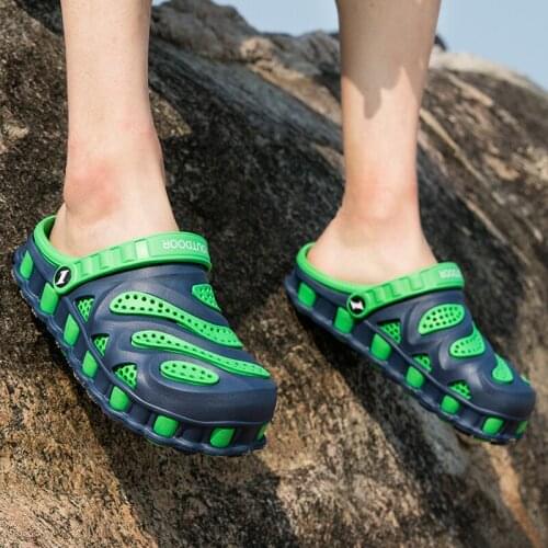 Fashionable Red Clogs Mens Rubber Slippers 2021 Platform Sandals Garden Designer Sandals Beach Sports Non Slip Wading Shoes