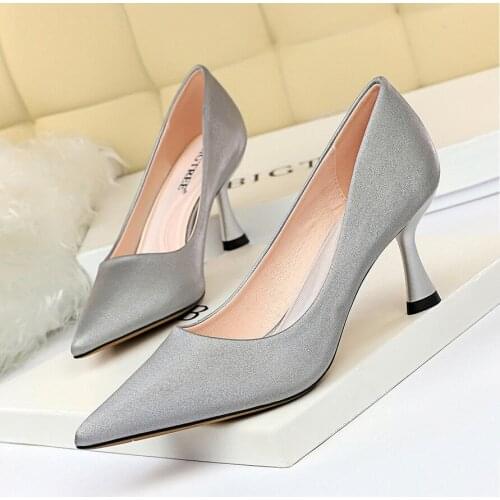 Fashion simple wine cup with high heel, shallow mouth, pointed head, sexy and slim professional ol womens shoe single shoe