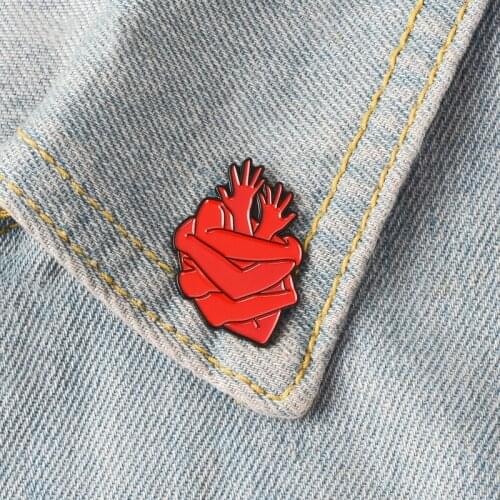 Organ Heart Enamel pins Punk Badges Bloodthirsty Hug Brooches Dark Red Arms Backpack Lapel pin Denim Shirt Fashion Jewelry Gift