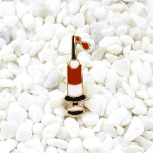 Creative medical syringe red enamel brooch Cute symbol badge Doctor nurse graduation gift Personality fashion pin