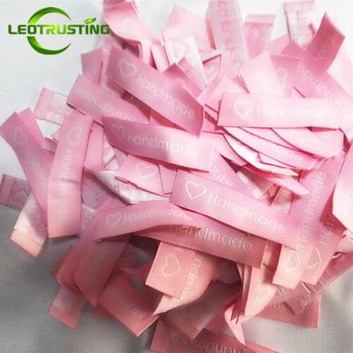 150pcs/Lot Stock Clothing Label Tags Pink Woven Labels Pink Handmade With Love 15x60mm End Folded White Yarn Embroidered Labels