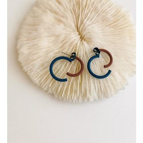 VSnow Unique Design C Shape Spray Metallic Dangle Earring for Women French Contrast Color Huggies Earrings Jewelry Pendientes