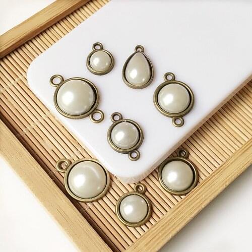 Wholesale 100PCs Vintage Bronze Alloy Blank Setting Pendant Charms White Acrylic Pearls Decorated Round Waterdrop Charm Craft