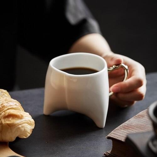 Ins Hot Triangle Feet Coffee Mugs 220ml Ceramic Water Cups for Office HomeCreative Design Gold Pating Handle