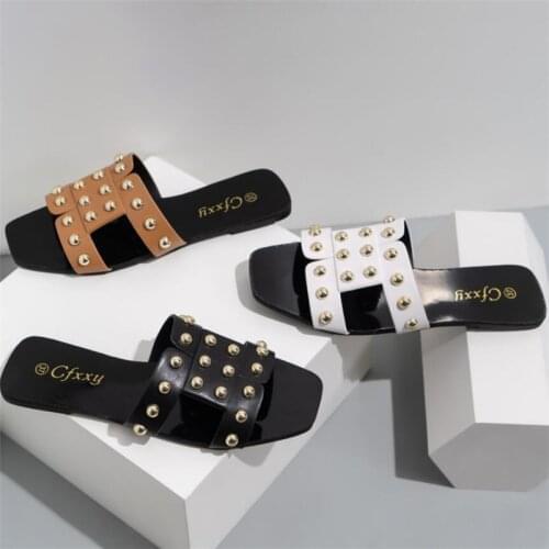 Hot Women summer slippers Fashion metal rivet flat bottom womens slippers High Quality Non-slip flat One-word womens slippers