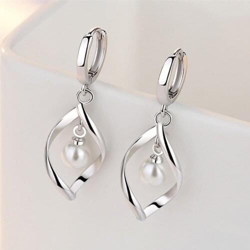 1 Pair Womens Classic Hollow Twisted Leaf Shape Inlaid Pearls Ear Buckle Earrings Fashion Jewelry E0658