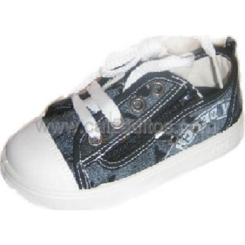 Canvas with laces and zipper. Color: Black, Zapy