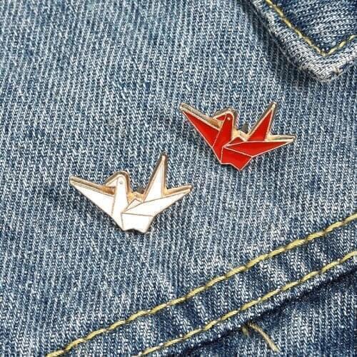 Student cute cartoon paper crane brooch alloy paint anti-failure buckle pin denim corsage spot wholesale