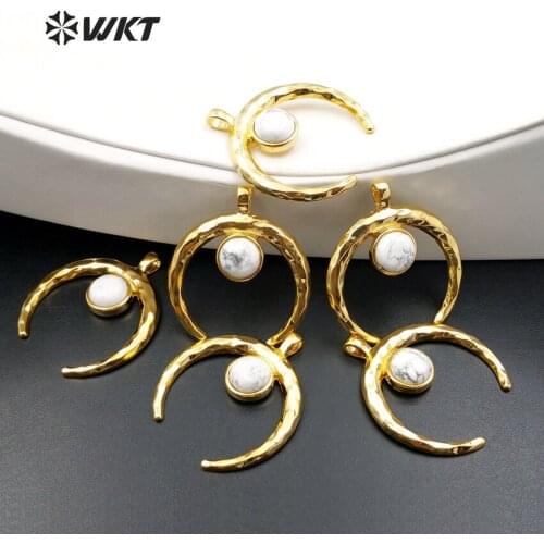 WT-P1111 Wholesale Custom Fashion Natural White Labradorite Stone Insert Gold Horn Pendant For Fashion Jewelry Making