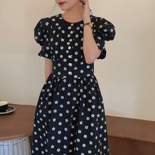 Sweet and playful round neck floral puff sleeve waist slimming mid-length dress