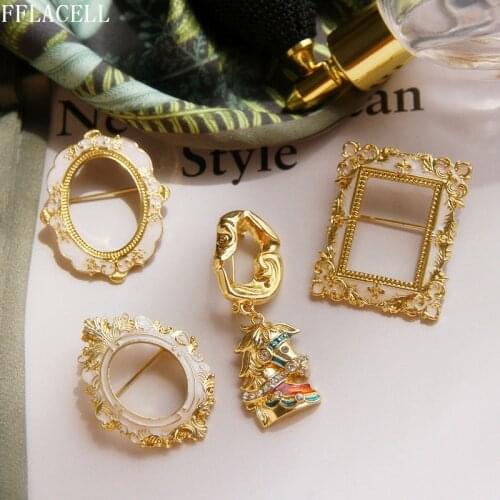 Fashion Metal Oil Painting Frame Photo Frame Zircon Abstract Animal Horse Brooch for Women Man Accessories Jewelry Gift 2020 NEW