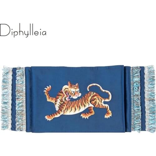 Diphylleia Dining Table Runner Ancient Style Tiger Embroidery Luxury Velvet Tapestry Boutique Table Cloth With Tassels 32x180cm