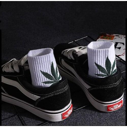 Mens and Womens Socks Street Fashion Middle Tube Maple Leaf Pattern Stripe Air Permeability And Sweat Absorption Sports Sock