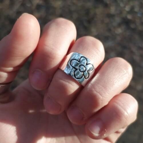 Korean Style Flower Rings for Women Punk Trendy Vintage Plum Blossom Ring Small Daisy Flower Rings Party Couple Rings