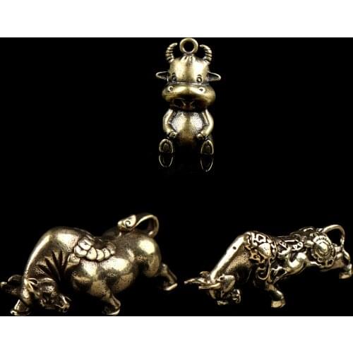 Mini Portable Retro Brass Wall Street Bull Statue Sculpture Home Office Desk Decorative Ornament Keychain Ornament Hand Toy Gift