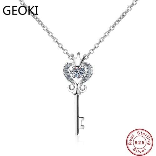 Geoki Passed Diamond Test 0.3 CT Princess Crown Moissanite Pendant Necklace 925 Sterling Silver Necklaces Women Luxury Jewelry
