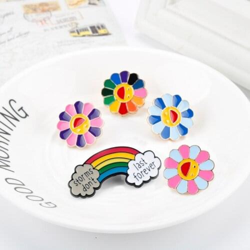 Lovely And Hope Metal Sun Flower Colorful Pendant Smile Face Brooches for Women Student Daily Party Round Bouquet Brooch