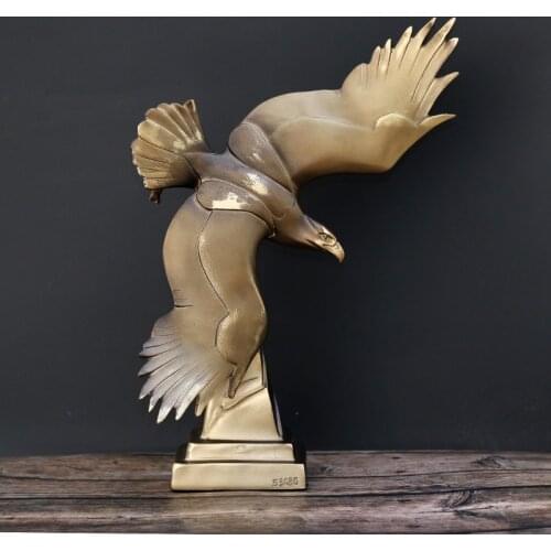 Vintage Flying Eagle Sculpture Handmade Polyresin Fish Catching Hawk Statue Falcon Decor Gift and Craft Ornament Furnishing