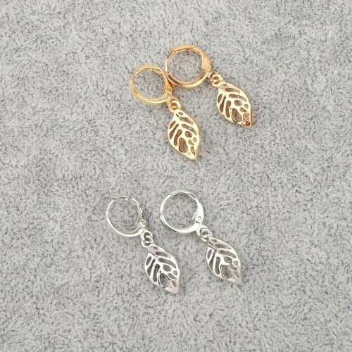 1Pair Vintage Hollow Leaf Small Earrings Ear Hoop For Women Simple Cute Gold Metal Feather Pendant Stud Earrings Jewelry E659