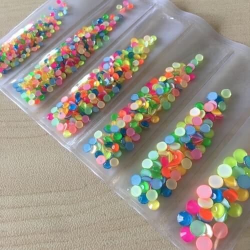 800pcs Mix SS6-SS20 Fluorescent стразы Luminous Non Hotfix Neon Rhinestone Noctilucent Electric Nail Art Decorations