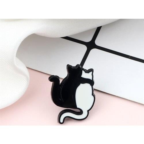 Hugging Couple Cats Enamel Pins Cartoon Cute Animal Brooch Metal Custom Backpack Lapel Badge Pin Fashion Jewelry Gift for Friend