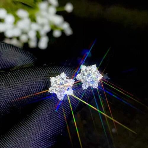 Moissanite 925 silver, flower style, hot selling, gemstone color is super good, D. VVS1, clean. Focus of the party. Diamond Earr