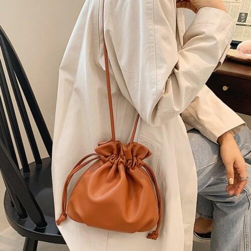 [EAM] Mini Handle Bag Women Retro PU Leather Handbag New 2021 Fashion Shoulder tide Drawstring Bucket Bag Autumn Tide 18A5219