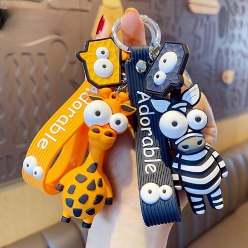 Fashion Creative Eye-catching Giraffe Keychain Cute Fashion Backpack PendantCouple Accessories Car Key Pendant for Men and Women