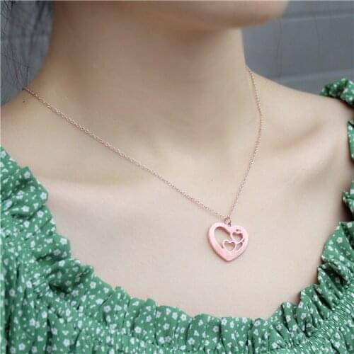 Popular in Europe and America, hollowed-out three-heart necklace as a gift for mom and girlfriend